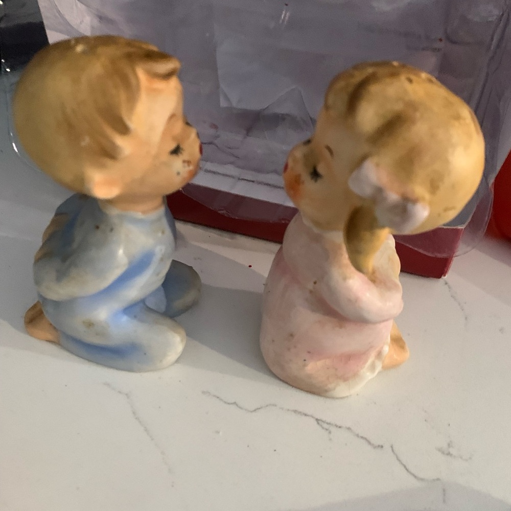Vintage Lefton kissing girl and boy kneeling, great for Christmas and Valentine